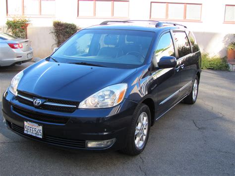 Toyota Siena 2004 - International Trucks