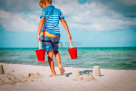 在热带沙滩上玩沙子的小男高清图片下载-正版图片504864667-摄图网