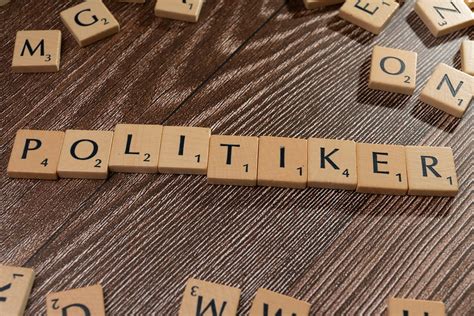 Short Europe Politician 的图像结果