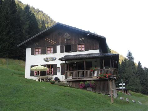 RIFUGIO FURIO BIANCHET AL PIAN DEI GAT (Sedico) - Lodge Reviews ...