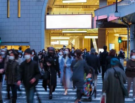为什么日本30年平均工资不涨反降？