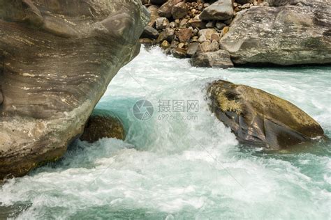 山间流动的溪水高清图片下载-正版图片307542287-摄图网