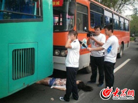 21岁大学生被夹在两辆公交车之间身亡(图)|公交车|大学生|车祸_新浪新闻