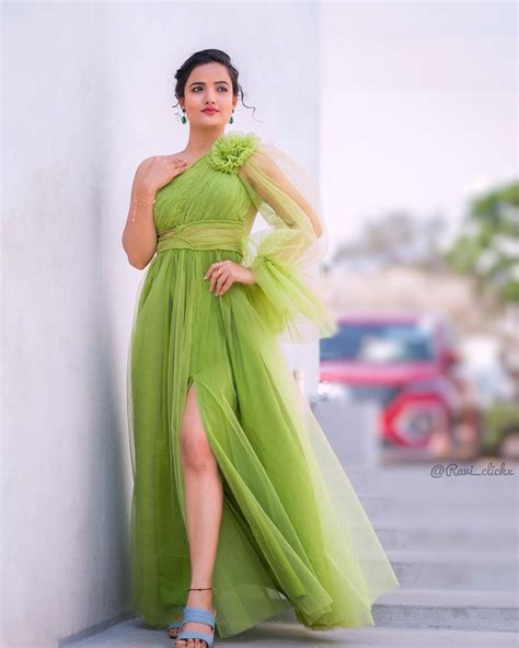 సిరి హనుమంత్ సొగసులు.. కవ్వింపులతో ఊరించేస్తున్న బ్యూటీ. | Siri Hanumanth Cute Beauty Show Goes ...