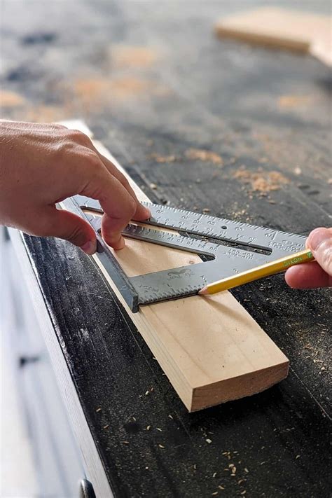 Using a Speed Square for Angles 的图像结果