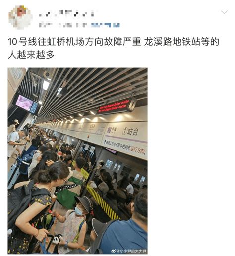 杭州地铁晚高峰回来了，带着行李箱的姑娘挤不上，默默等下一趟