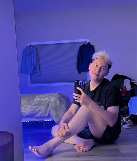 Drew Ryan Scott's feet