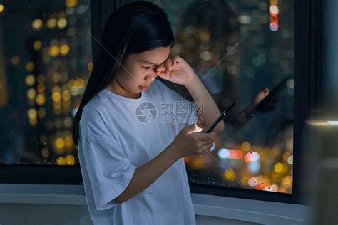 夜晚哭着打电话的小女孩高清图片下载-正版图片501769250-摄图网