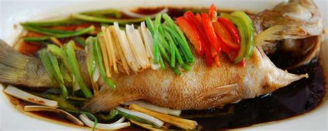 清蒸鲈鱼这样做，鲈鱼无腥味，鱼肉滑嫩鲜美，比饭店做的还好吃__财经头条