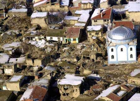 土耳其发生六级强烈地震 多间房屋倒塌(附图)