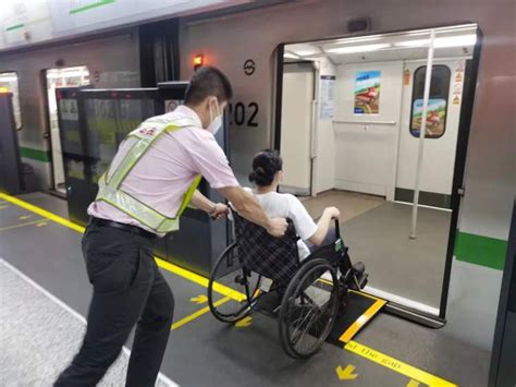 重庆地铁回应地铁行驶途中车厢外迸出火花：设备故障，已维修_手机新浪网