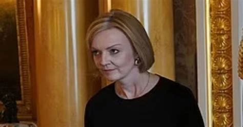 Watch Viral Video: UK PM Liz Truss' awkward curtsy to King Charles III ...