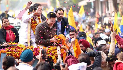 MP Raghav Chadha Gets Grand Welcome in Rajendra Nagar, Gets Emotional ...