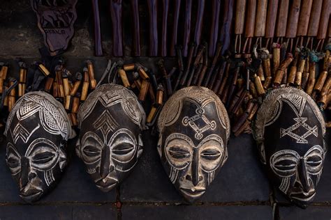 Masque Dan en bois sombre de profil