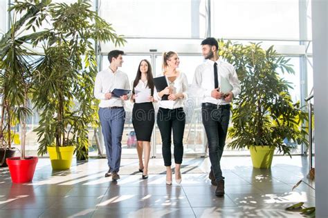 Business Team Walking 的图像结果