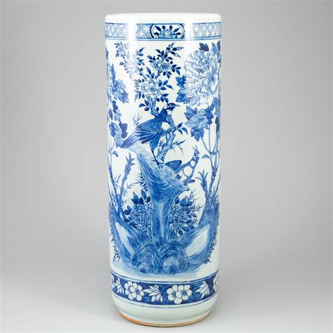 A large blue and white floor vase, Qing dynasty, late 19th/early 20th ...