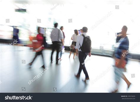 People Walking Blur 的图像结果