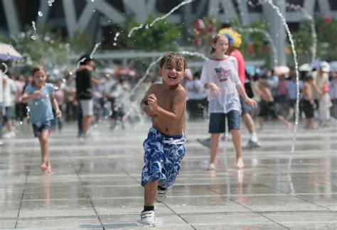 图文：孩子们在音乐喷泉里尽情嬉戏_新闻中心_新浪网