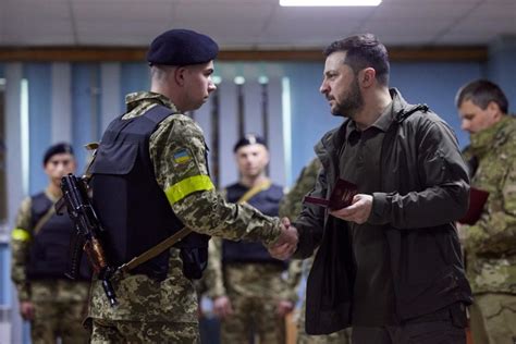 泽连斯基到访哈尔科夫前线阵地 为乌军士兵颁发奖章_凤凰网