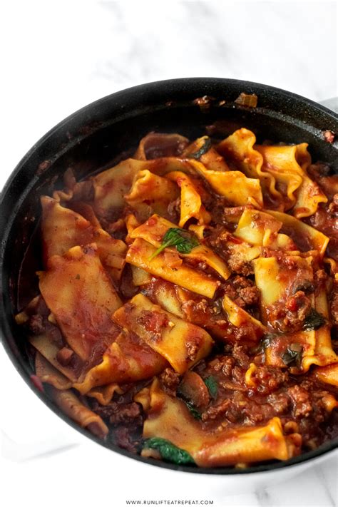 Super Easy One Pan Lasagna Recipe - Simple Everyday Recipes