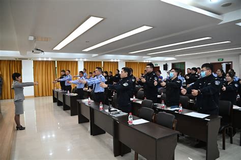 枣庄高新区公安分局为辅警制作发放辅警证