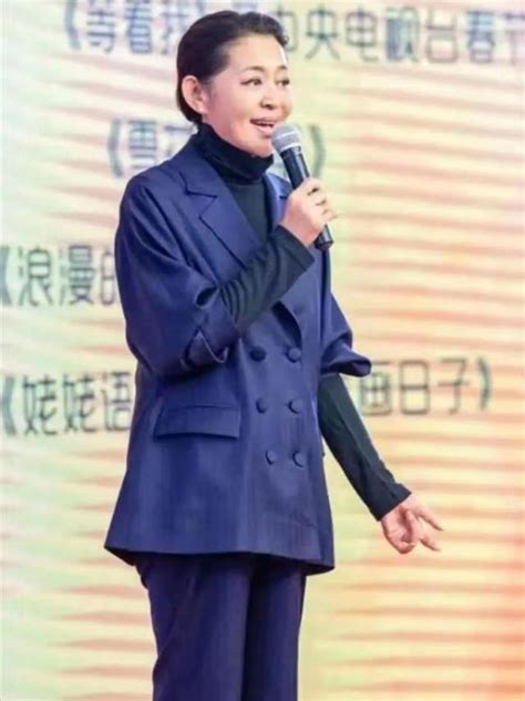 61岁倪萍优雅大气，穿蓝色松垮西装高级显瘦，挽袖子尽显小心机 - 知乎