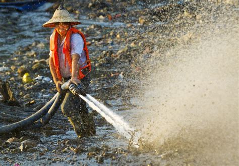 暴雨倾城！明德环卫人冒雨坚守，扫清除浊彰显担当-山东明德物业管理集团有限公司