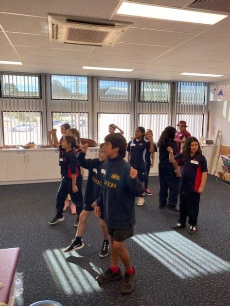 Local Community Student Activity 的图像结果