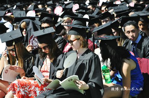 教育,毕业人的群快乐的国际学生穿着学士服,美国白宫背景下挥舞着迫击炮板帽子高清图片下载-正版图片300403121-摄图网