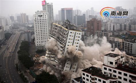 难得一见的国外高楼爆破倒塌瞬间，场面十分壮观！