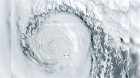 Bomb Cyclone Speed: প্রবল বৃষ্টির সঙ্গে বিশাল হাওয়ার গতি, ঘণ্টায় ১০৯ ...