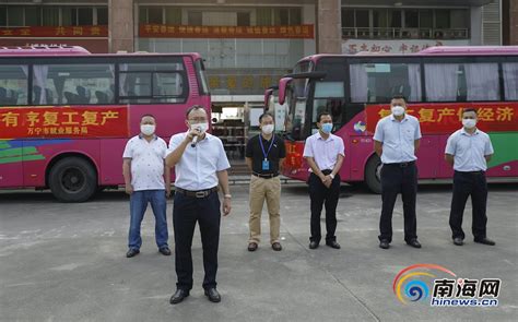 专车接送 万宁市组织43名富余劳动力到海口国家高新区企业务工-新闻中心-南海网