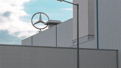 How the fall of the Berlin Wall affected Mercedes-Benz and the ...