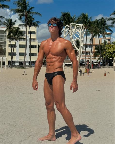Professor mais sexy do mundo é estrela do OnlyFans. Veja 24 fotos escaldantes de Pietro Boselli ...