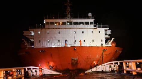 一艘载有17人的外籍货船在长江口遇险，东海救助局急速救援_凤凰网视频_凤凰网