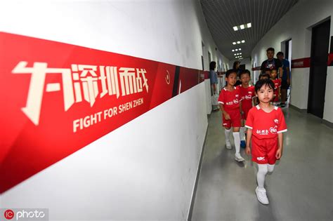 有爱！深圳主场小球童参观新闻发布厅与球员互动
