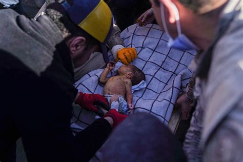 在碎石瓦砾中活下去：土耳其地震中被救出的孩子们-搜狐大视野-搜狐新闻