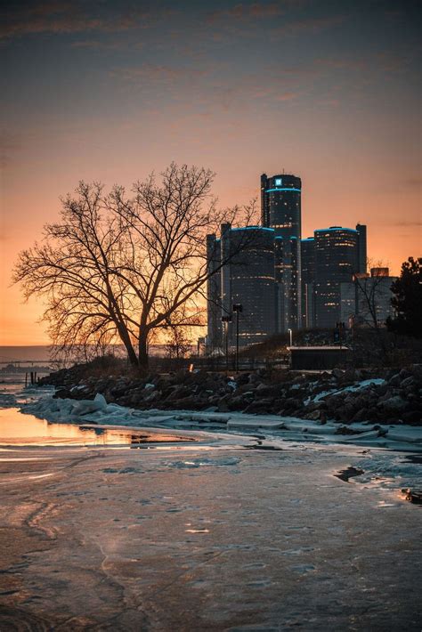 Milliken State Park Lighthouse and Harbor in Detroit, Michigan: Things ...
