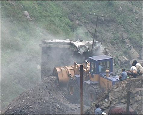 山西灵石县两渡镇一采石场“削山采石”破坏生态环境 - 哔哩哔哩
