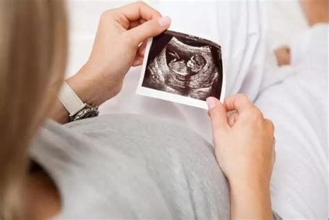 好不容易怀孕，B超显示肚里没有胎儿，孕妇哭了，医生却笑了