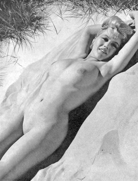 Phoebe Thompson Nude