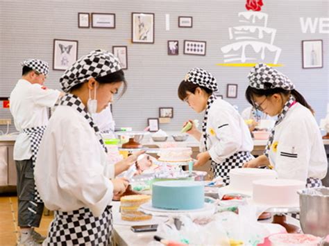 烘焙师工资一般多少钱,烘焙师一个月工资多少钱_学烘焙_陕西新东方烹饪学校