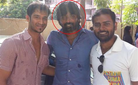 फोटो में दिख रहे इस टॉल, डार्क और हैंडसम शख्स ने बॉलीवुड में एंट्री से ...