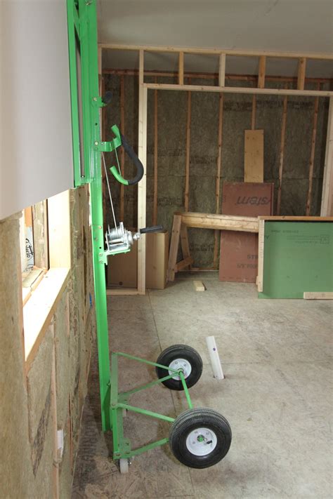 Using a Drywall Lift for Ceiling 的图像结果