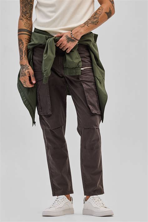 Buy Men's Carob Brown Relaxed Fit Cargo Pants Online | SNITCH