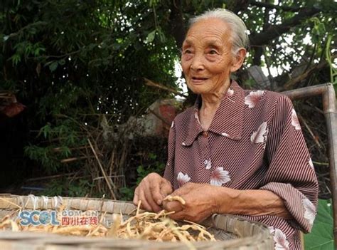 百岁老人趣事：103岁银行退休工每天数钱找感觉_新闻_腾讯网