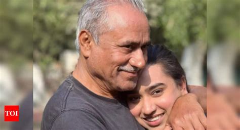 Ishani Dave's priceless moment with father Praful Dave is giving us ...
