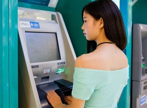 紧急扩散，去银行柜员机取款要小心：隐蔽摄像头现肇庆ATM机 取款时请多个心眼_盗刷
