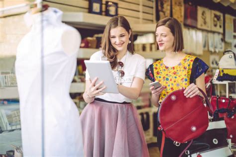 Retail Store Customer Service 的图像结果