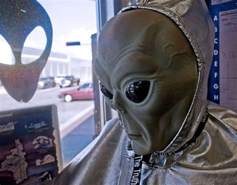 “外星人之都”迎来上万UFO迷 各种奇异装扮亮相-国际在线